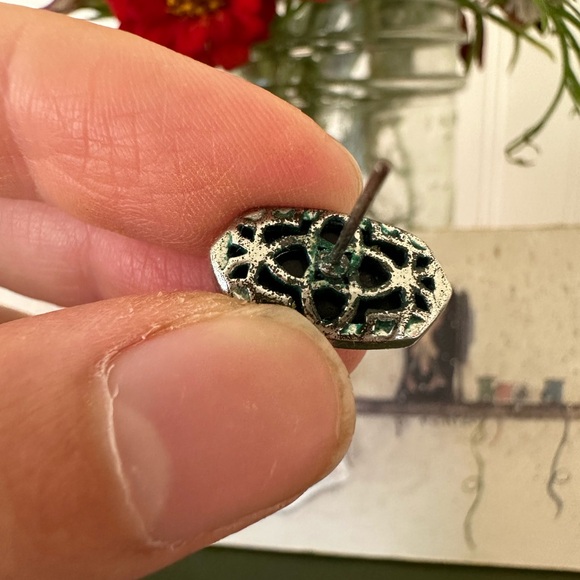 Kendra Scott Ellie stud earrings - Picture 4 of 4